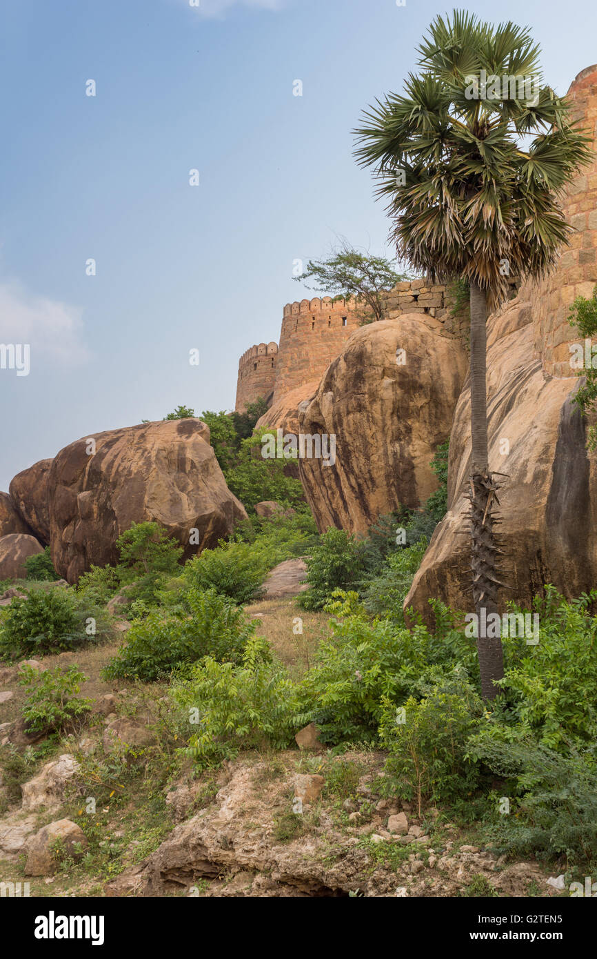 Ecke der Stadtmauer des Thirumayam Fort. Stockfoto