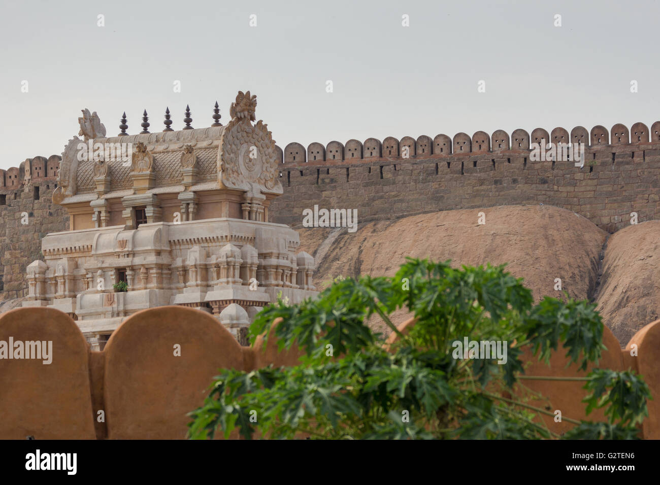 Zinnen der Thirumayam Fort und Schrein. Stockfoto
