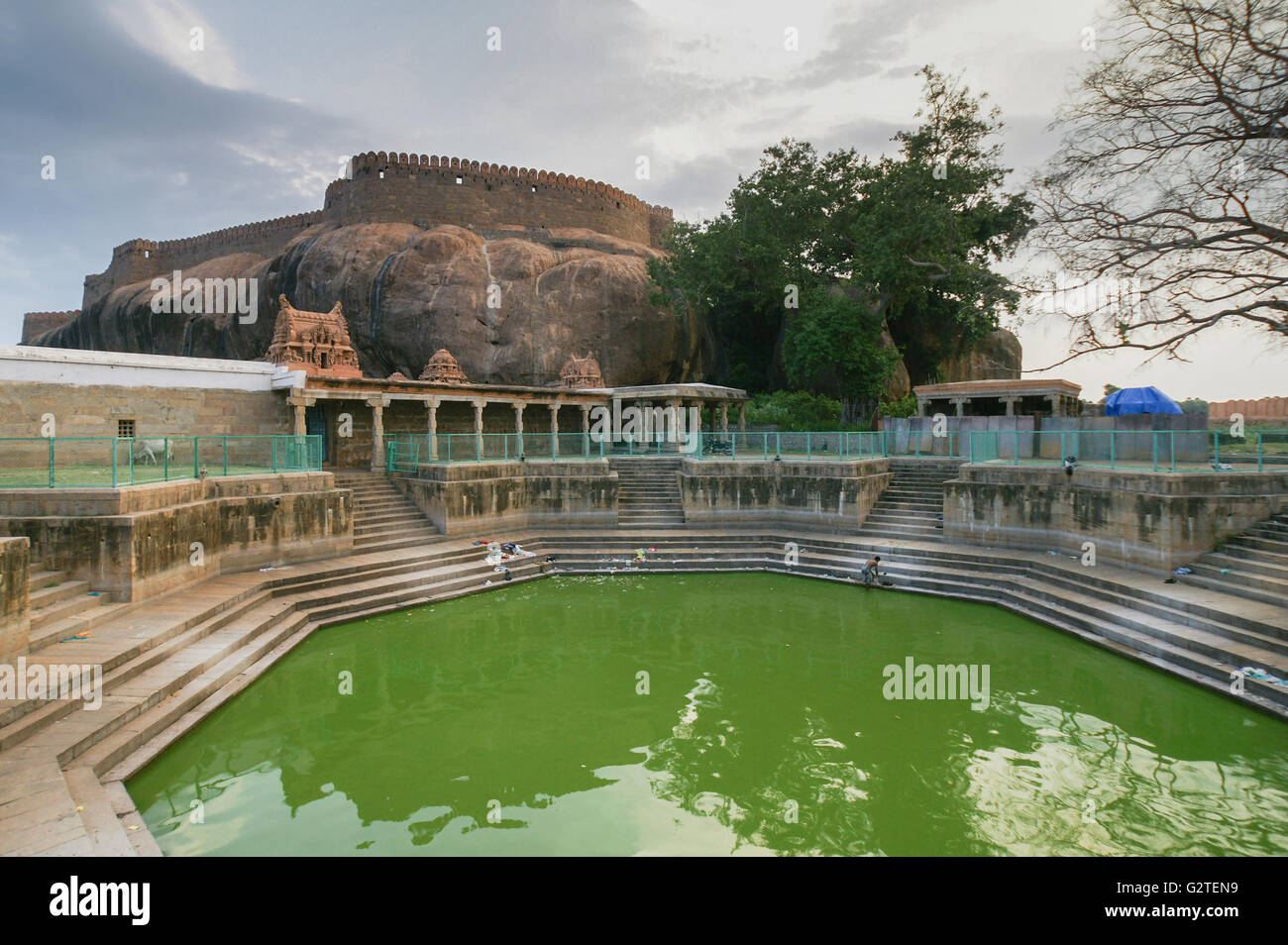 Blick über heiligen Teich und Schrein zum Thirumayam Fort. Stockfoto