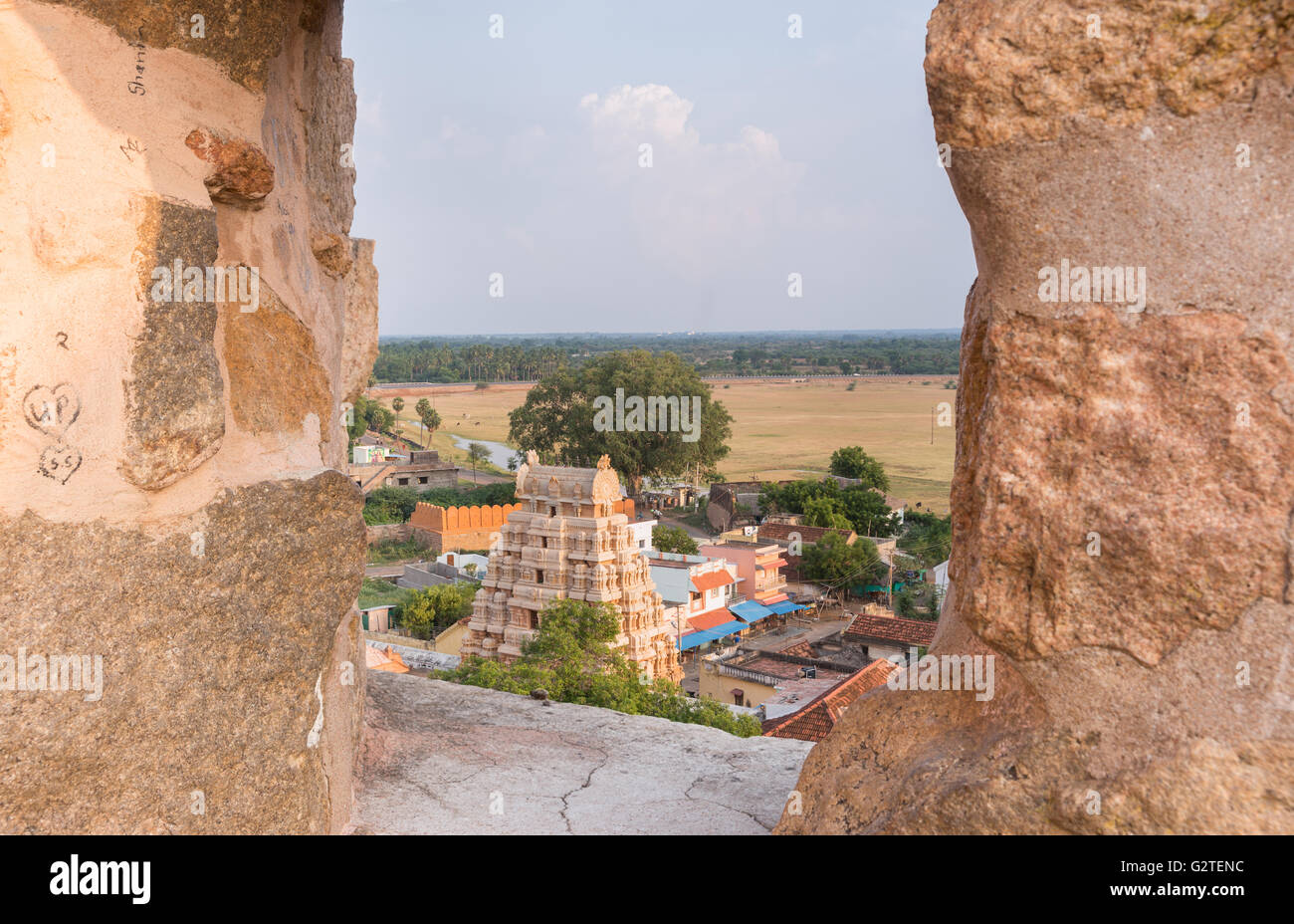 Thirumayam Dorf durch Zinnen zu sehen. Stockfoto
