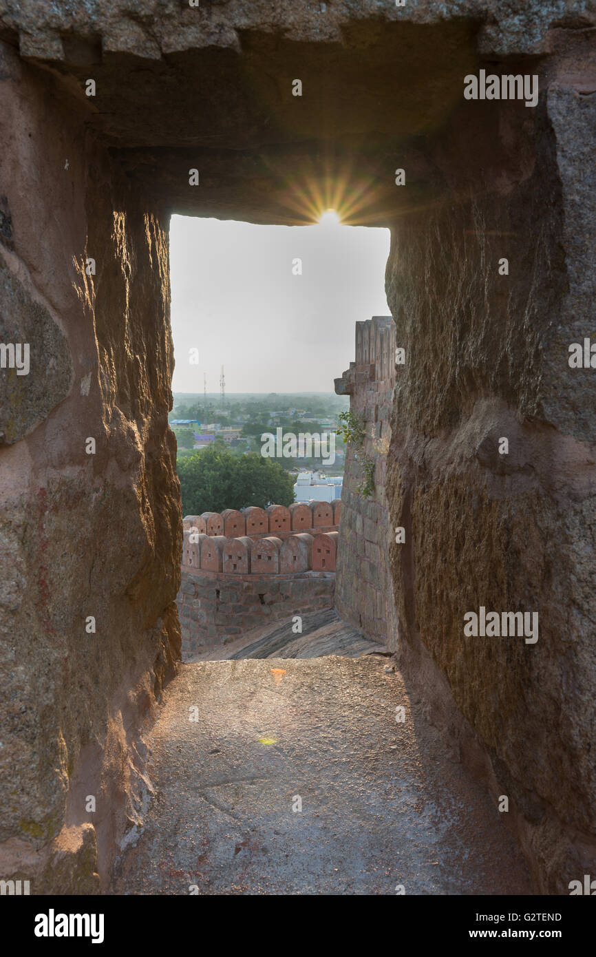 Blick aus Thirumayam Fort durch Wehrgang. Stockfoto