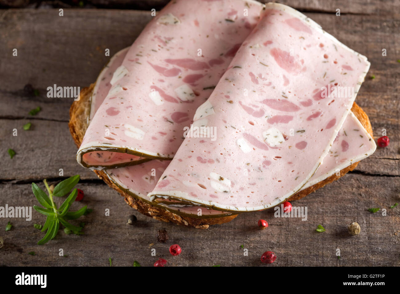 Spezialität Fleisch Sandwich mit Schafskäse und Weinblätter Stockfoto