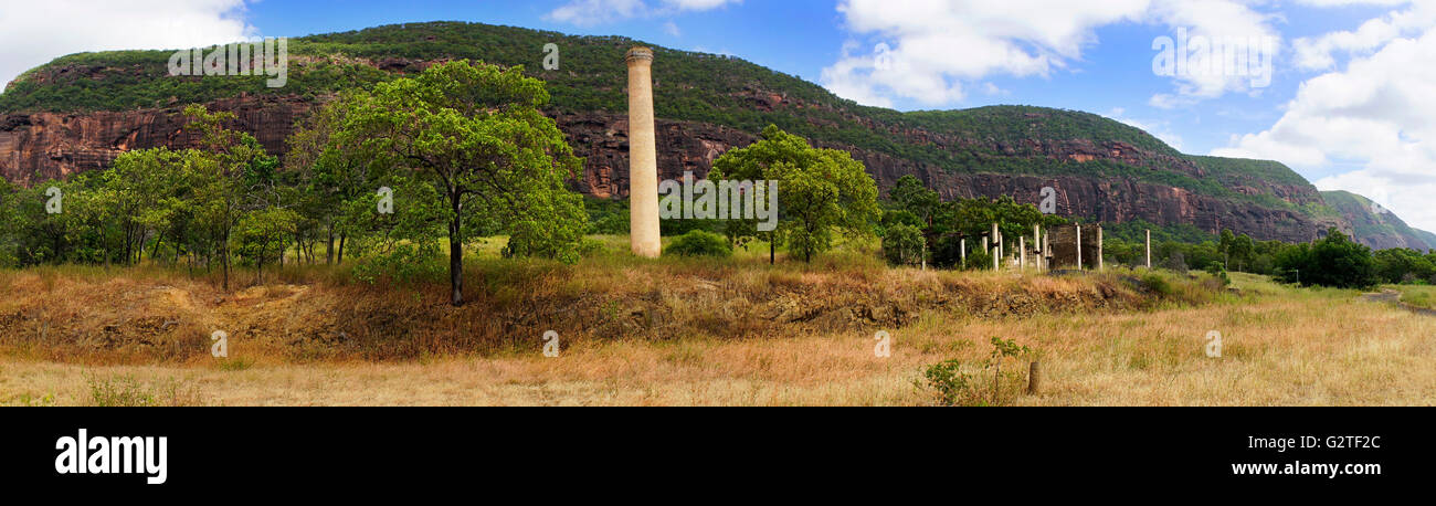 Panoramablick auf Mount Mulligan mit Ruinen der alten Schornstein Stockfoto