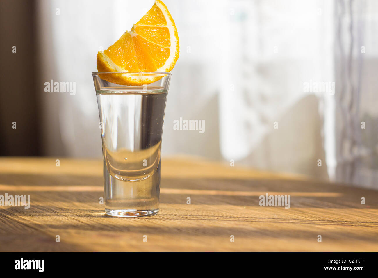 Tequila shot mit orange Stockfoto