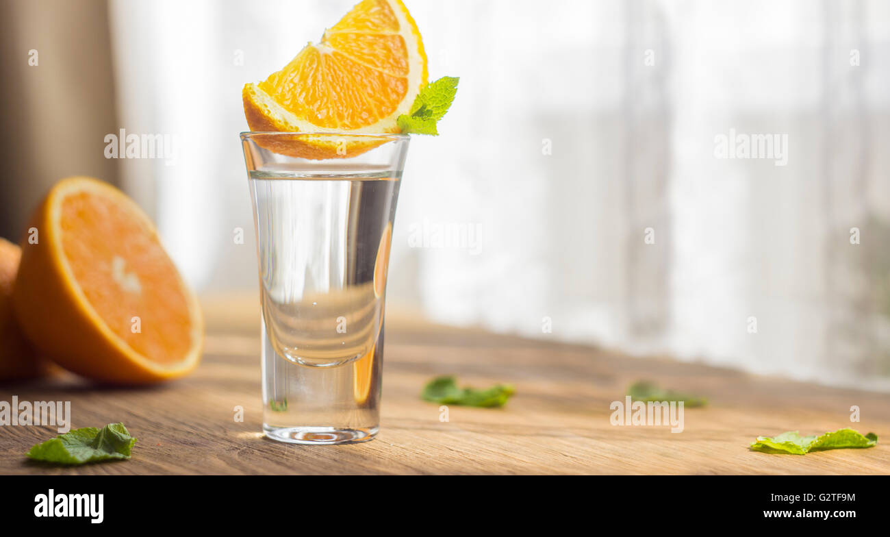 Tequila shot mit orange Stockfoto