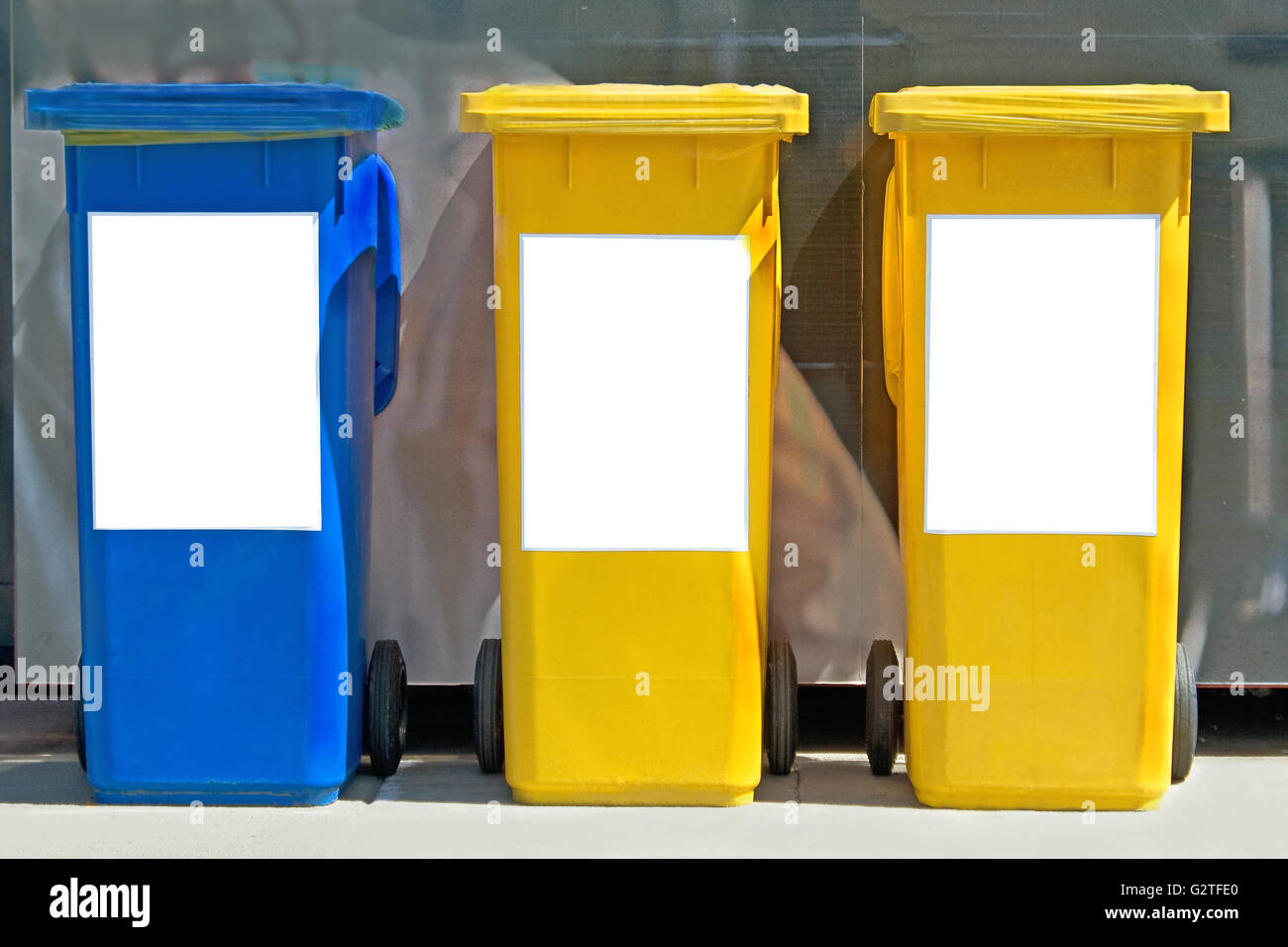 Drei bunte Mülltonnen auf Straße Stockfoto