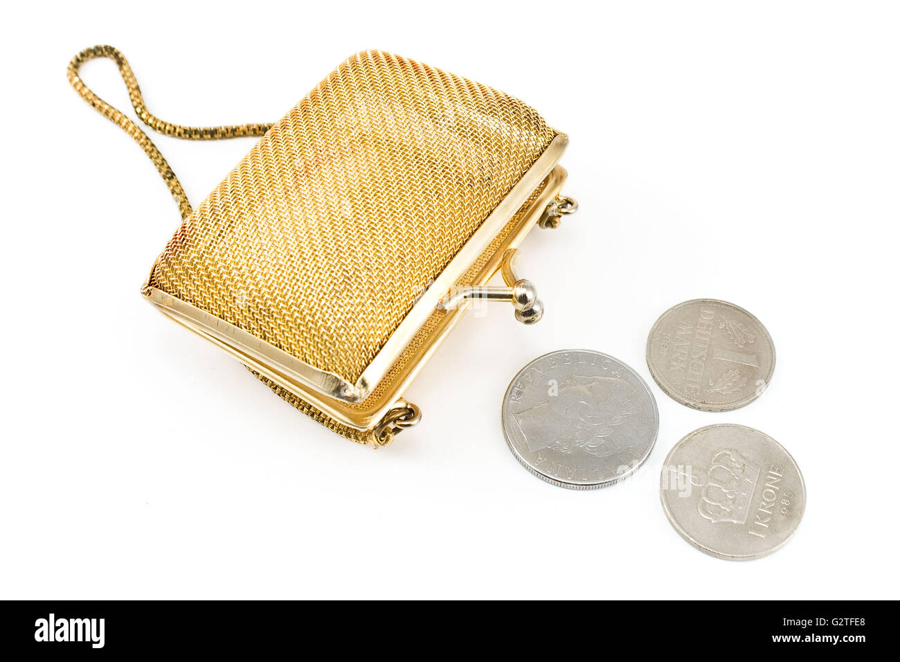 Goldene Handtasche mit alten europäischen Münzen isoliert auf weiss Stockfoto