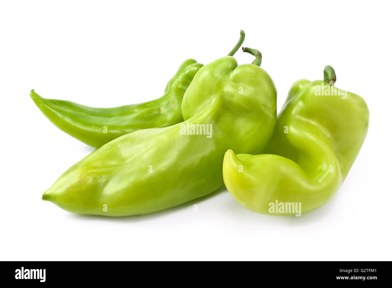 Drei grüne Paprika isoliert auf weißem Hintergrund Stockfoto