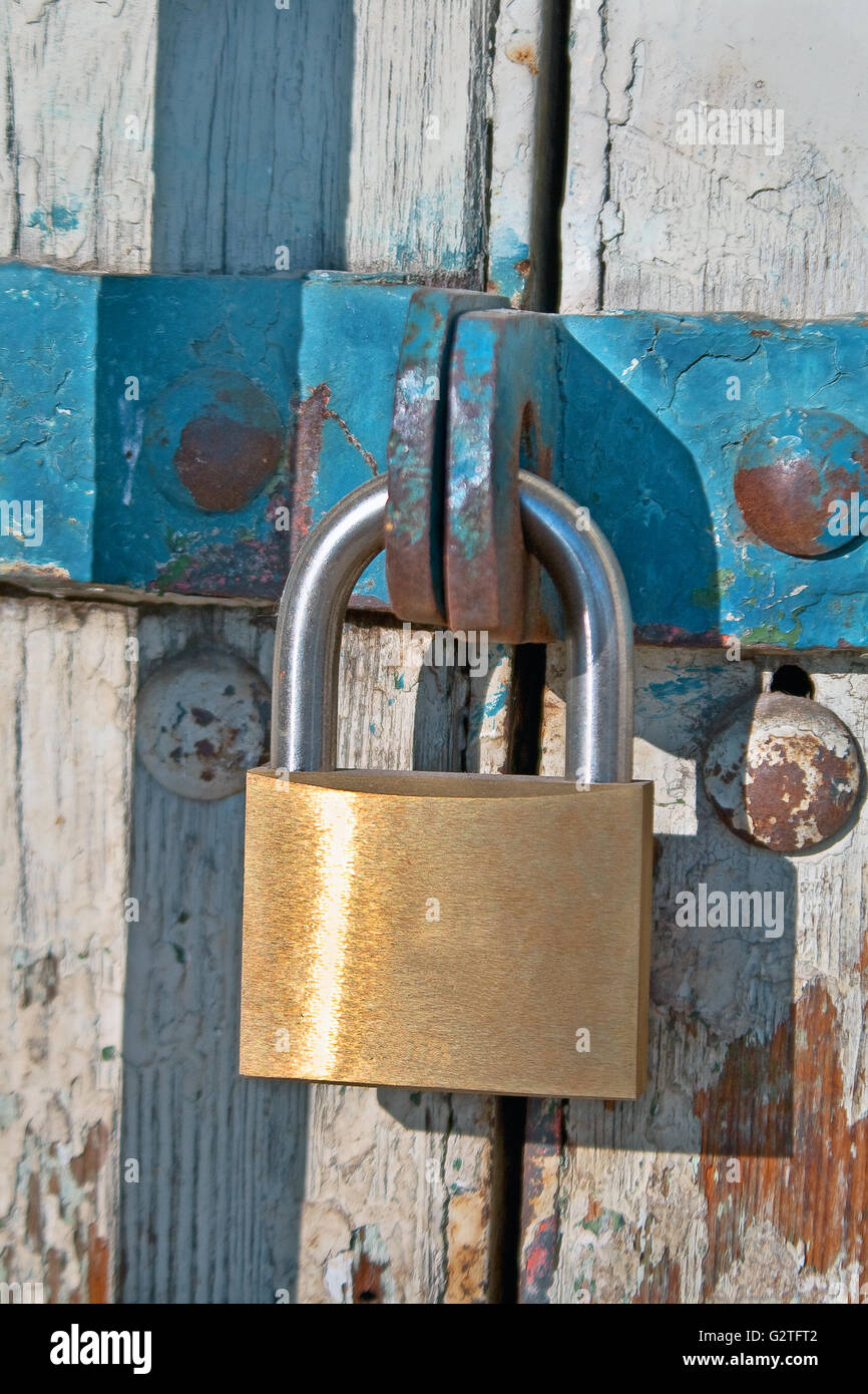 Vorhängeschloss und Kette auf alte Holztür Stockfoto