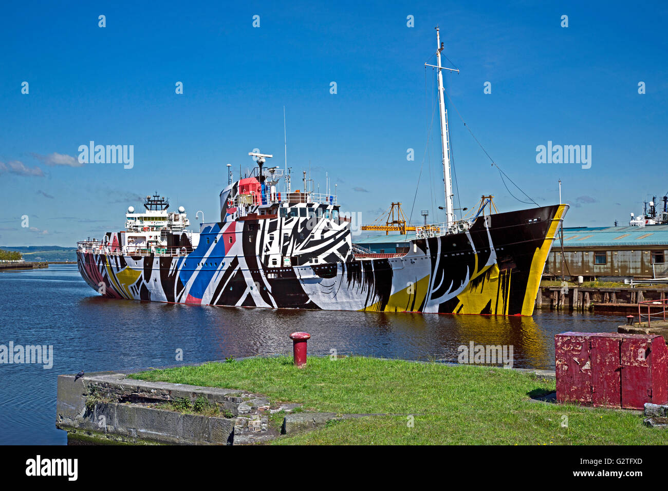 Die Dazzle Schiff, MV Fingal, in Leith Docks, Teil des Edinburgh Festival und Gedenkt auch den 100. Jahrestag des Ersten Weltkriegs. Stockfoto