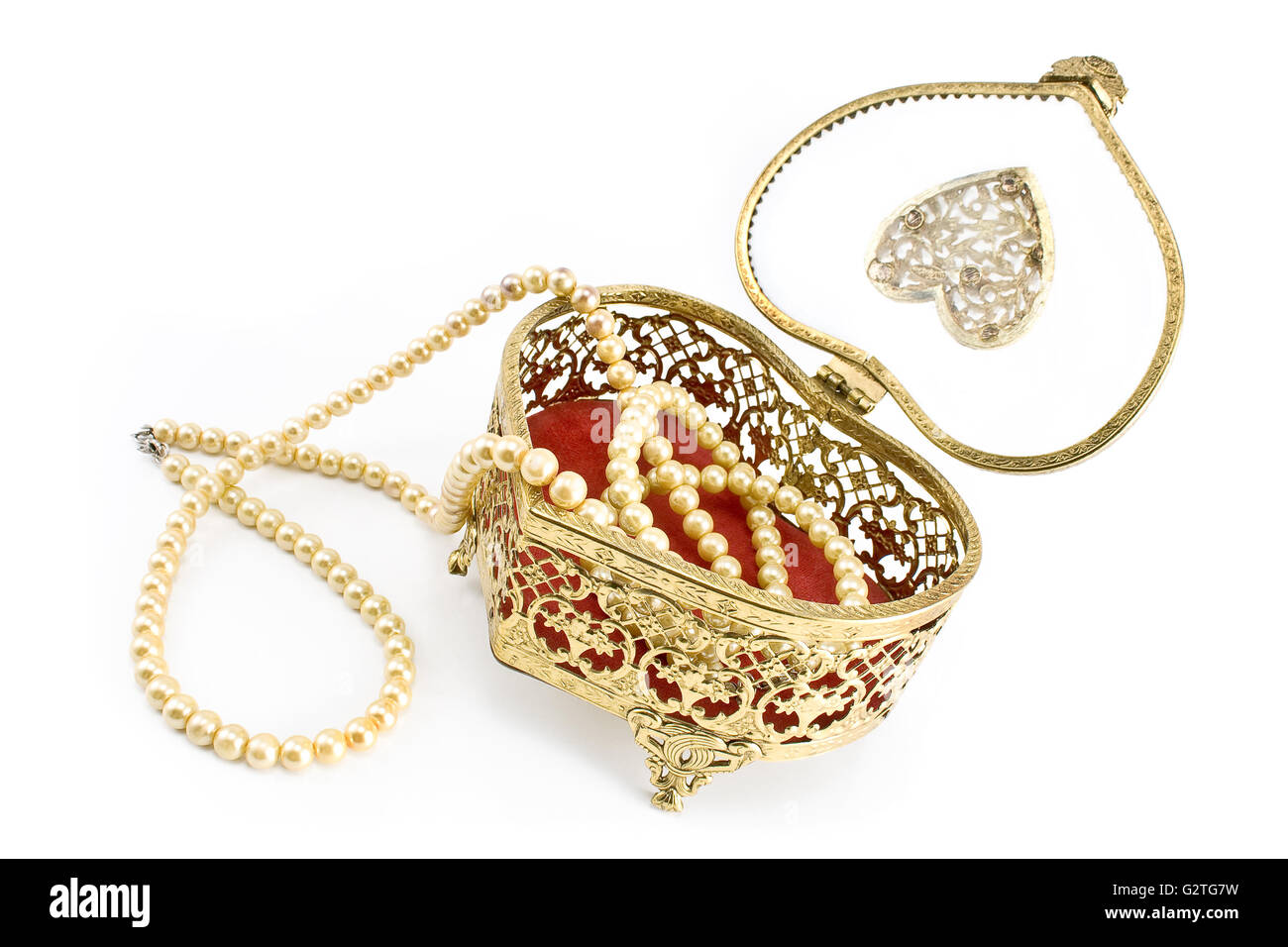Goldener Schmuck-Box mit Perlenkette isoliert auf weiss Stockfoto