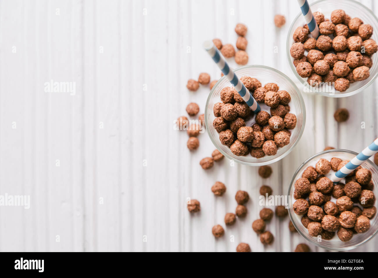 Schoko Müsli-Bällchen mit Milch und Strohhalme Stockfoto