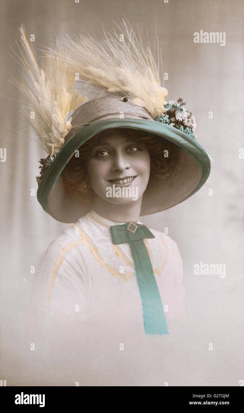 Handkolorierten Sepia Postkarte einen schönen Edwardian Dame in einem Bild-Hut. Stockfoto
