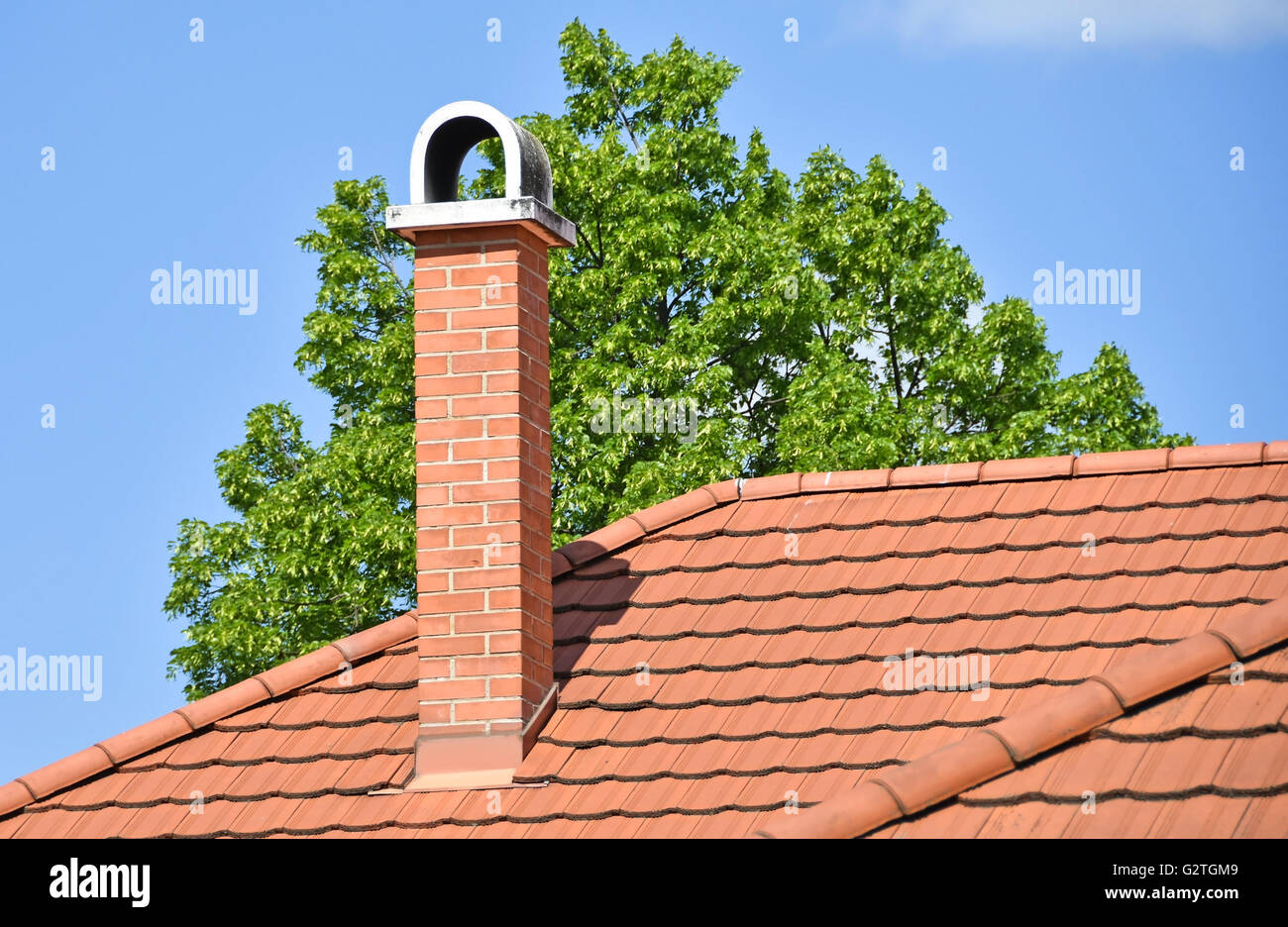 Schornstein auf dem Dach eines Gebäudes Stockfoto