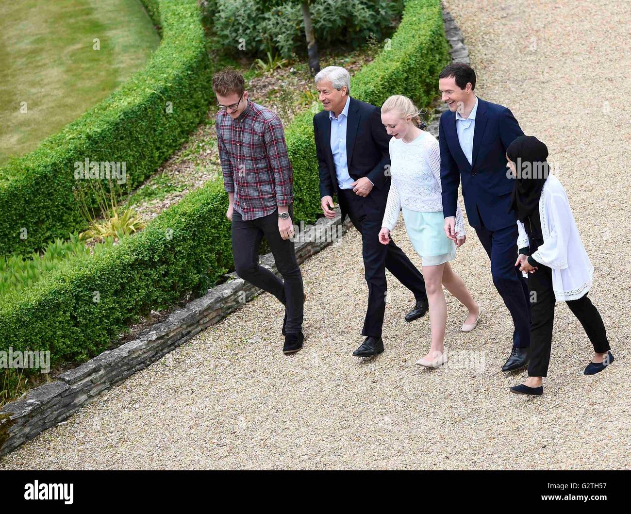 Kanzler George Osborne und James Dimon, President und Chief Executive Officer von JPMorgan Chase Fuß mit Personal für ein Foto während eines Besuchs in JP Morgan Bournemouth corporate Center in Dorset. Stockfoto