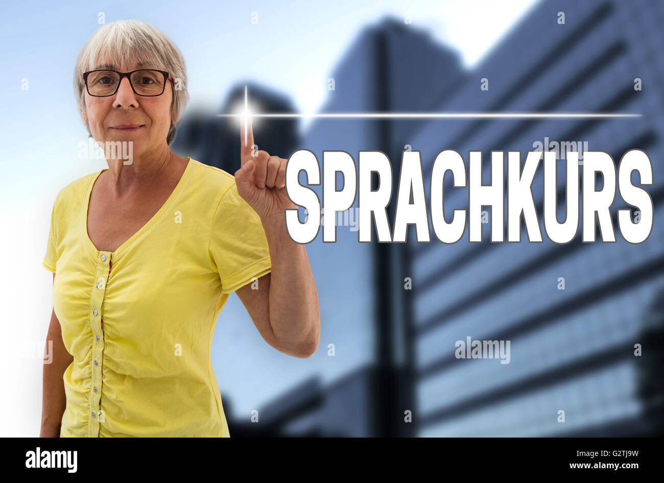 Sprachkurs (im Deutschkurs) Touchscreen zeigt Senior. Stockfoto