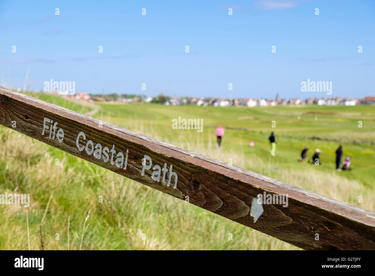 Die Fife Coastal Path Richtungspfeil am Zaun von Earlsferry Links-Golfplatz. Elie und Earlsferry East Neuk Fife Schottland UK Stockfoto