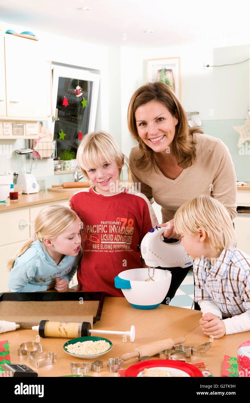 Mutter und drei Kindern in Küche backen Kekse Stockfoto