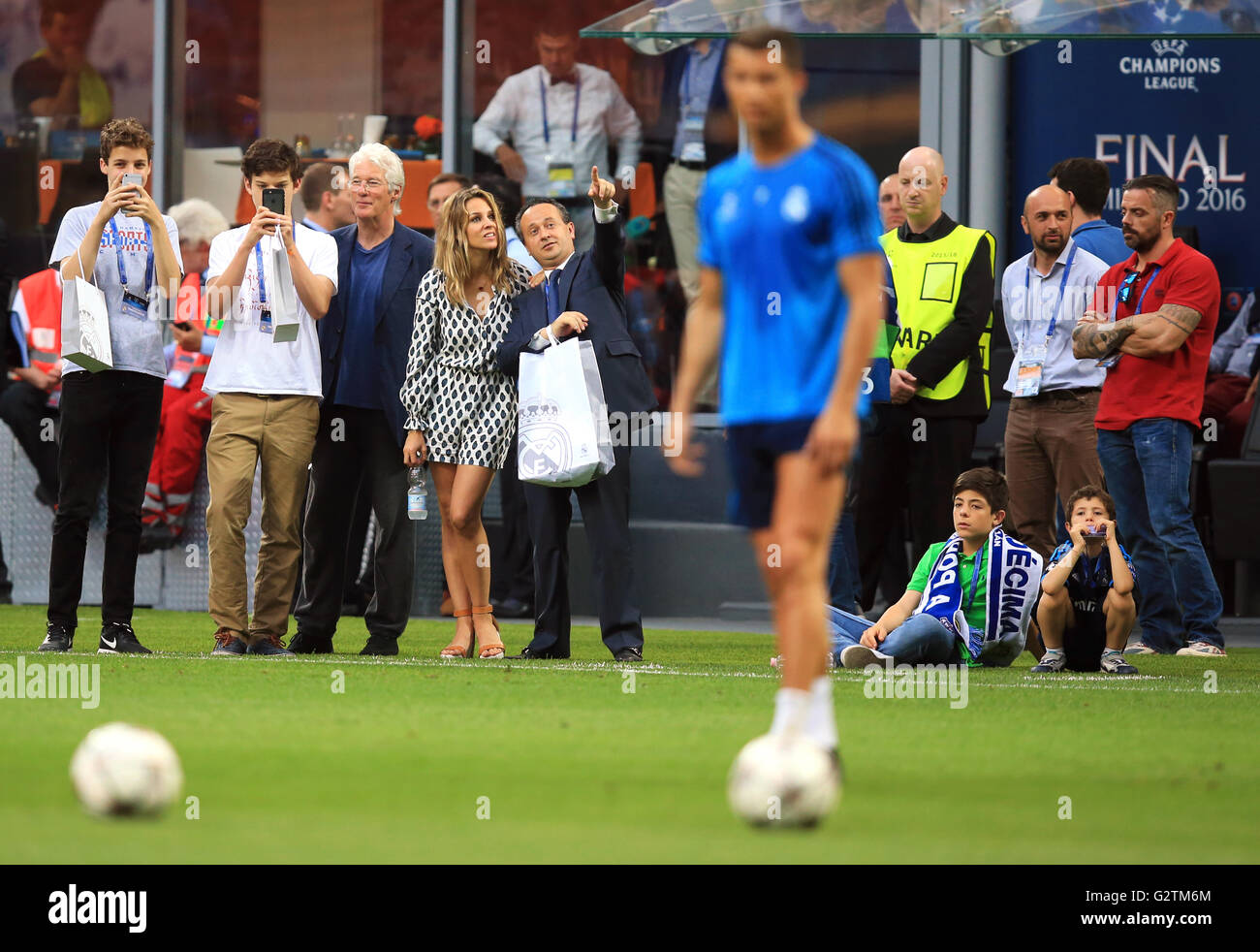 Schauspieler Richard Gere (dritte links) und seine Freundin Alejandra Silva sehen Real Madrid Cristiano Ronaldo am heutigen Trainingseinheit Stockfoto