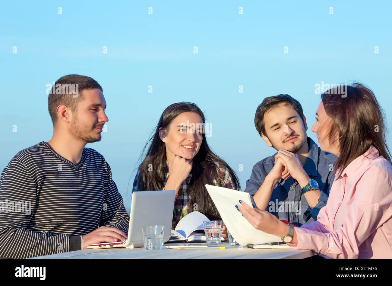 Gemischte Gruppe im Business-meeting Stockfoto
