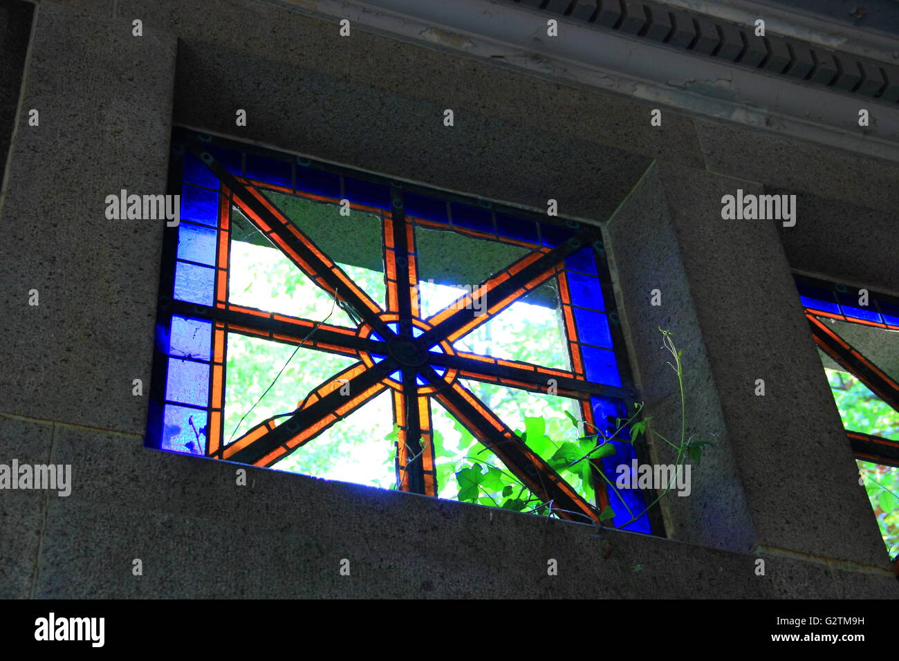 Bunte Fenster der Kapelle auf dem Friedhof Ohlsdorf Hamburg Deutschland Stockfoto