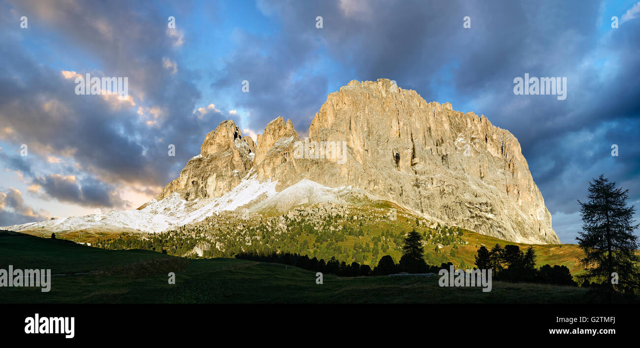 Langkofel, 3081 m, von der sulla Pass zwischen Gröden und Val di Fassa, Dolomiten, Südtirol, Trentino Stockfoto