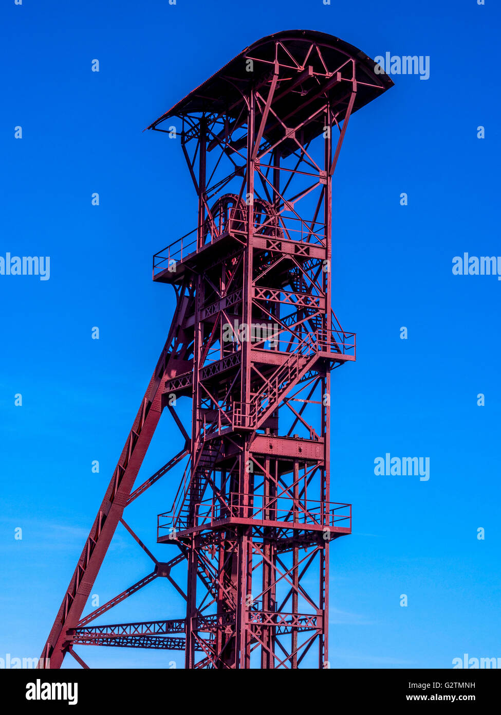 Fördergerüst der Kiesgrube, Chevalement du Puits des Graves, La Combelle, Auvergne, Puy de Dôme, Frankreich Stockfoto