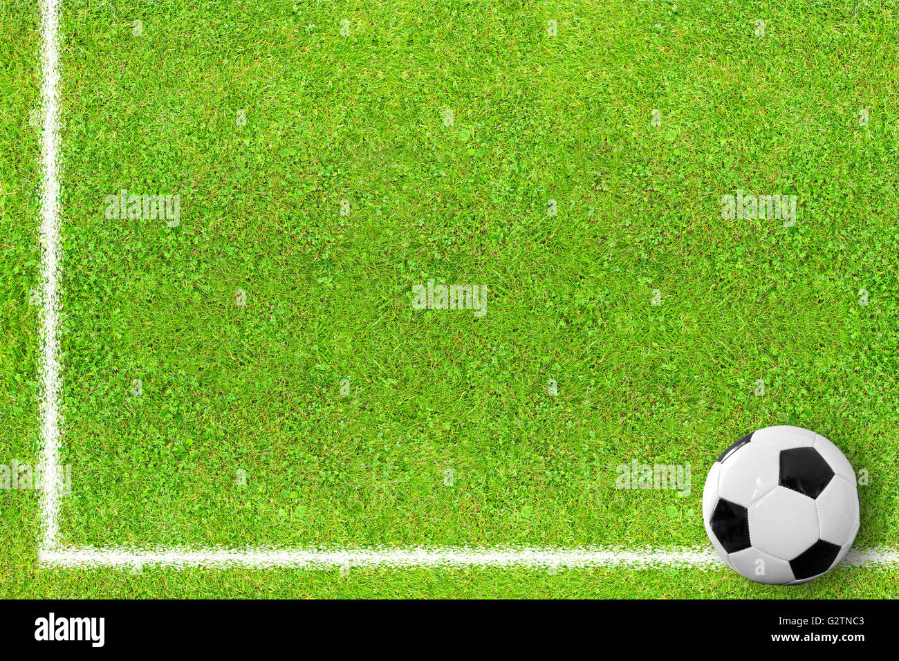 Ball auf ein Fußballfeld in der Wiese liegend Stockfoto