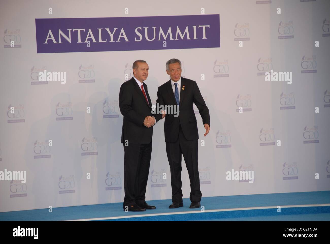 Singaporean Prime Minister Lee Hsien Loong (R) wird von der türkische Präsident Recep Tayyip Erdogan, während des G20-Gipfels begrüßt. Stockfoto