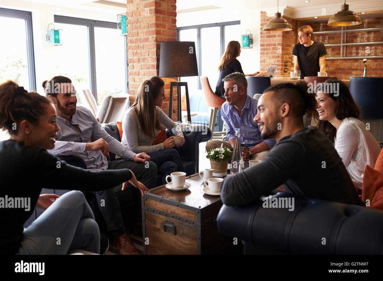 Gruppe von Freunden treffen zum Kaffee In der Bar Stockfoto