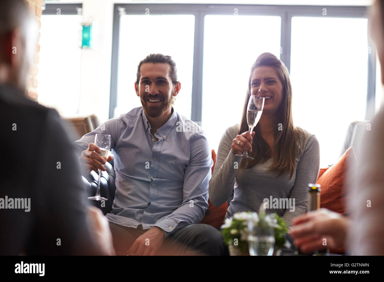 Feiern mit Freunden In Champagner-Bar Stockfoto