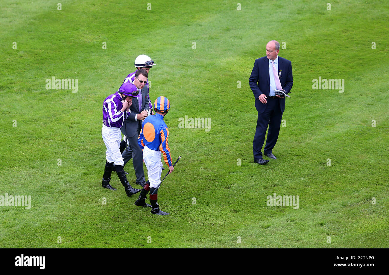 Jockeys Ryan Moore (Mitte) Colm O'Donoghue (links) und James Anthony 'Seamie' Heffernan (rechts) Kopf an den Start für die Investec Eichen am Ladies Day während der Investec Epsom Derby Festival 2016 in Epsom Racecourse, Epsom. Stockfoto