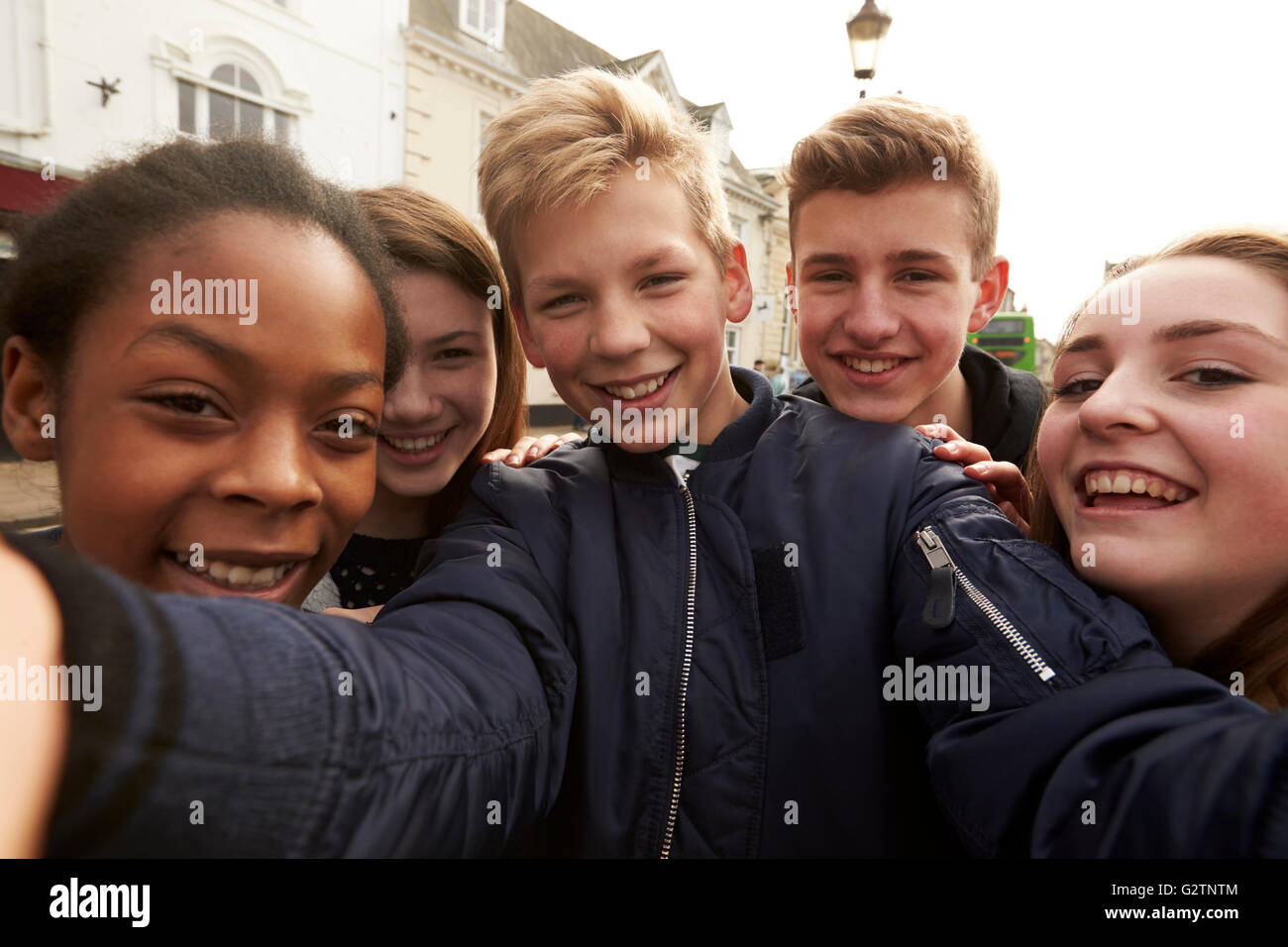 Jugendliche nehmen Selfie auf Handy im städtischen Umfeld Stockfoto