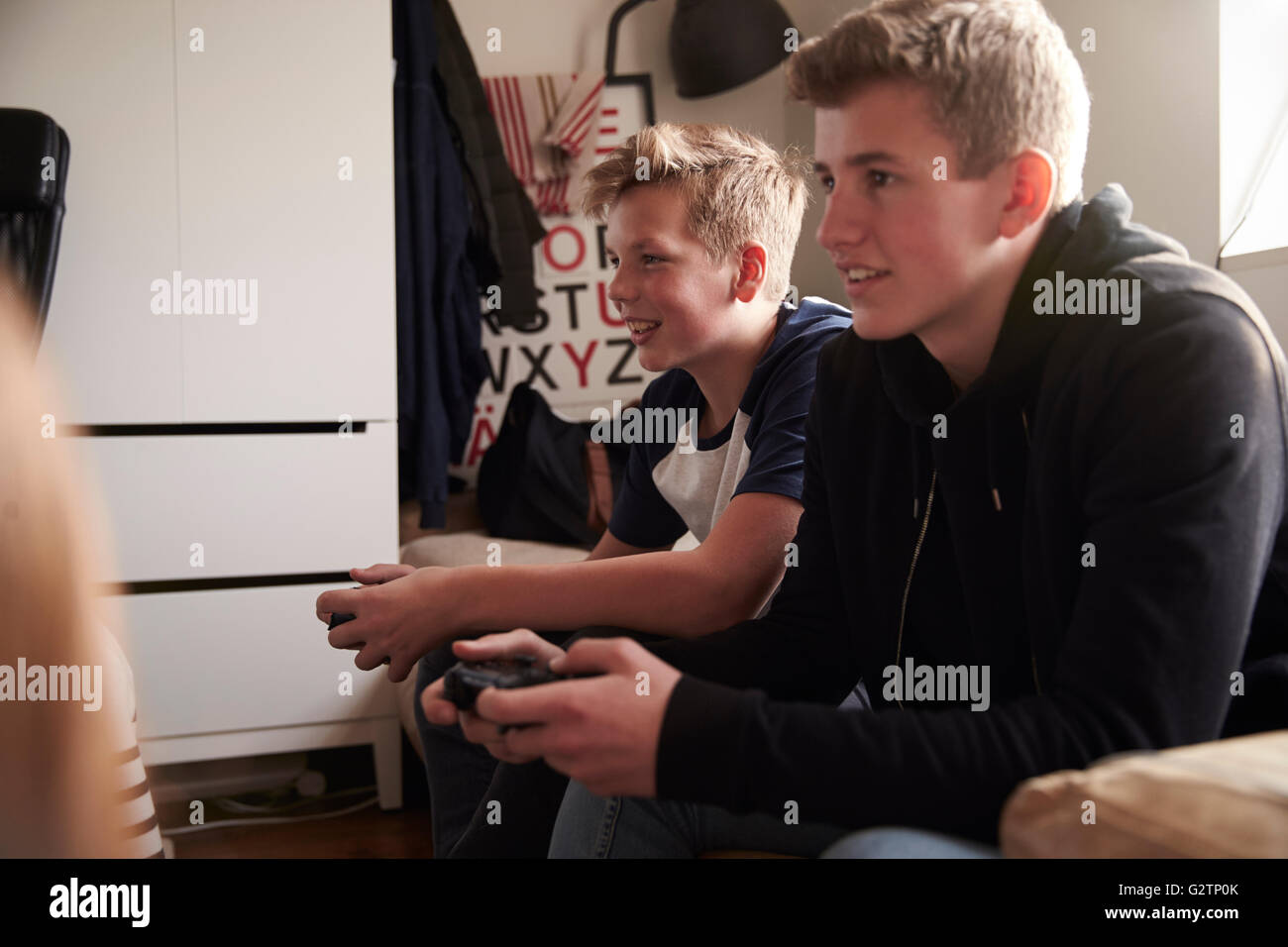 Zwei Jungs im Teenageralter Videospiel im Schlafzimmer Stockfoto