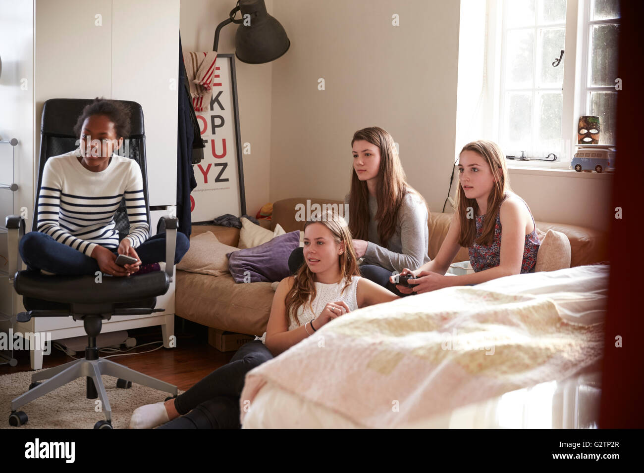 Gruppe von Mädchen im Teenageralter Videospiel im Schlafzimmer Stockfoto
