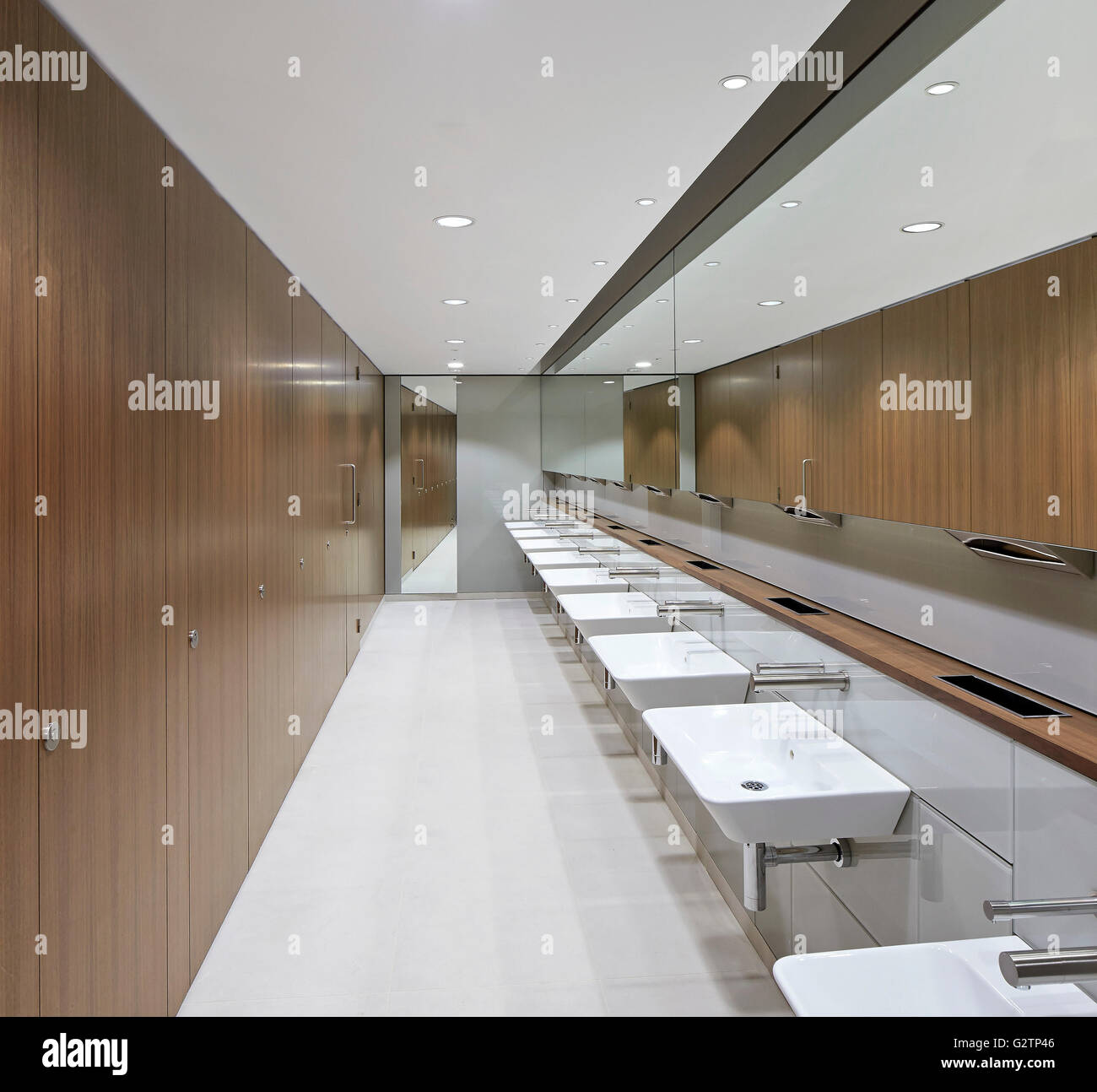 Toilette mit Waschbecken. Moorgate Exchange, London, Vereinigtes Königreich. Architekt: HKR Architekten, 2015. Stockfoto