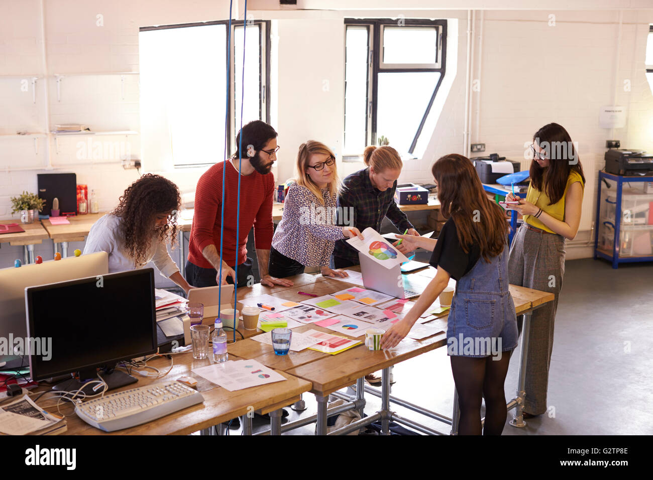 Weitwinkel-Aufnahme der Designer Brainstorming im Büro treffen Stockfoto