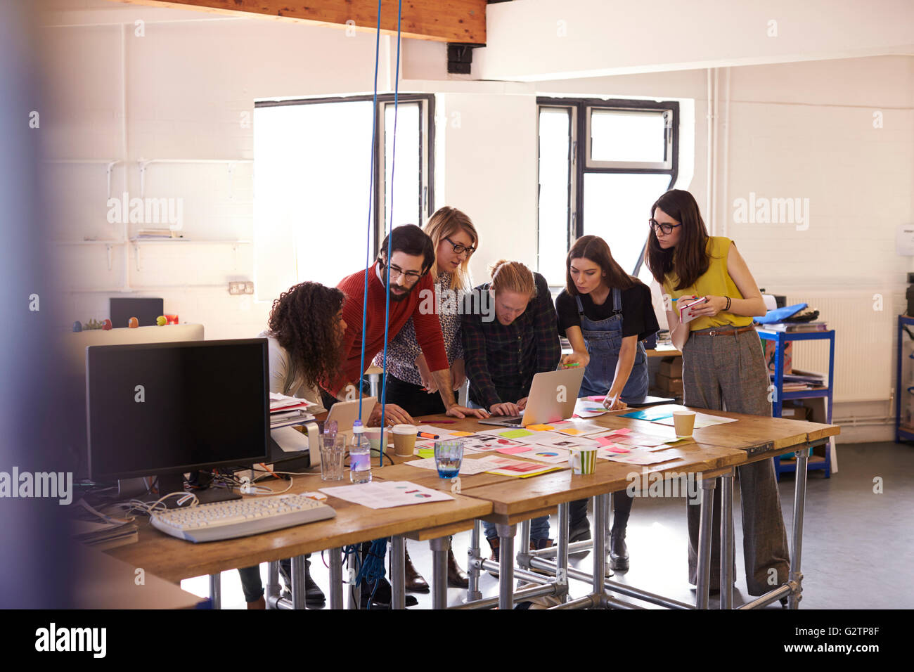 Weitwinkel-Aufnahme der Designer Brainstorming im Büro treffen Stockfoto