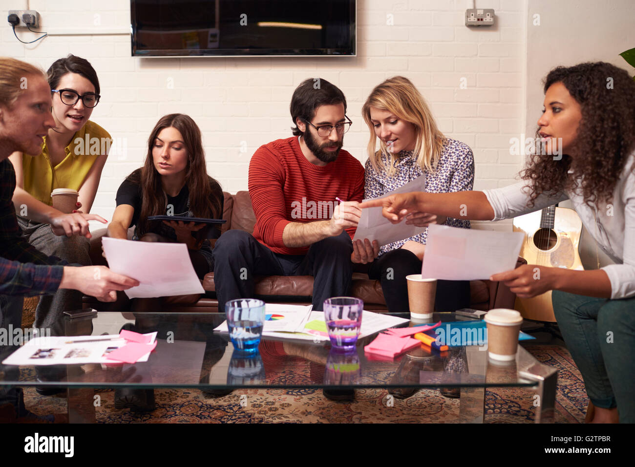 Designer auf Sofa mit kreativ-Meeting im Büro sitzen Stockfoto