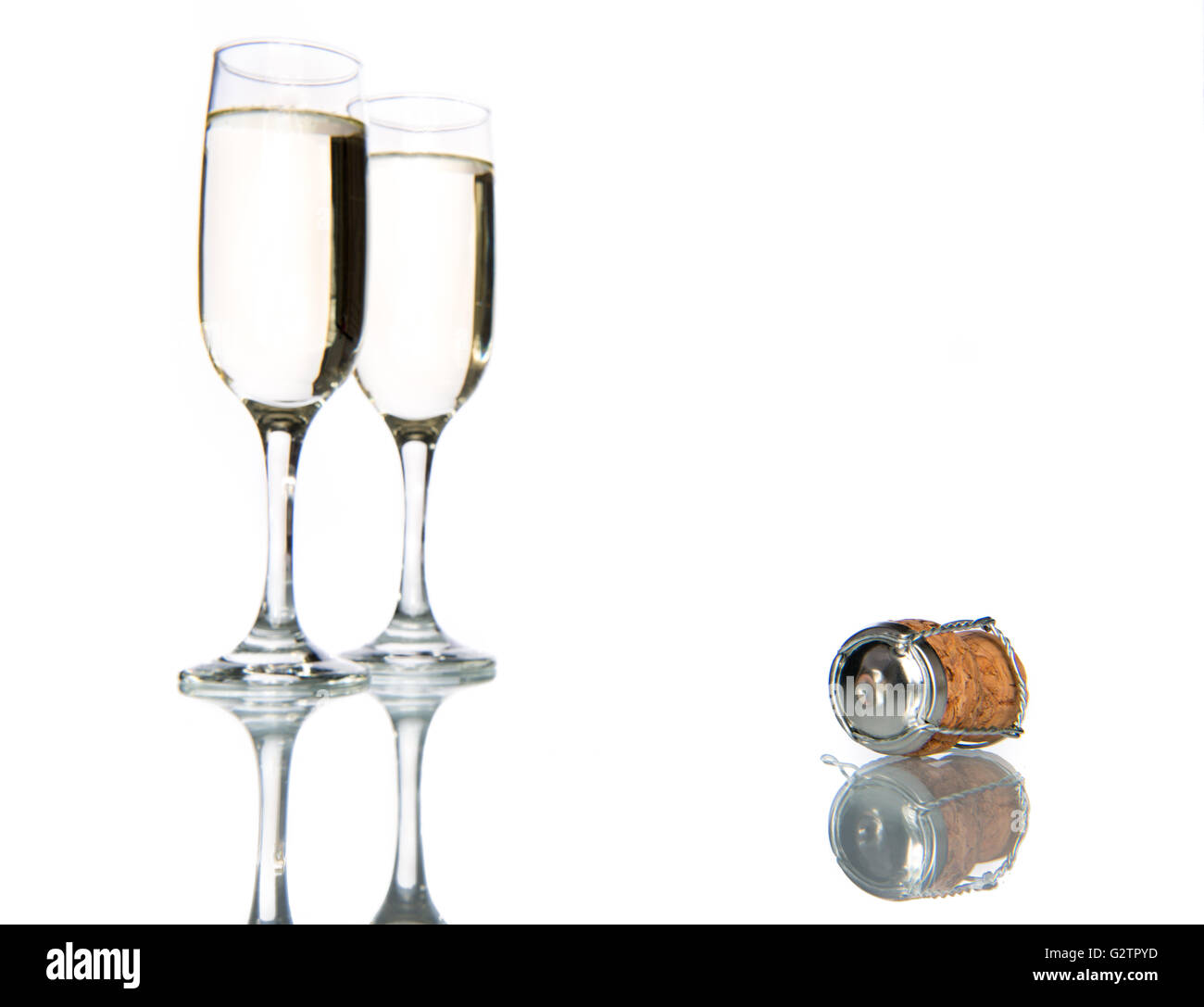 Glas Champagner auf weißem Hintergrund, Feier Urlaub Stockfoto