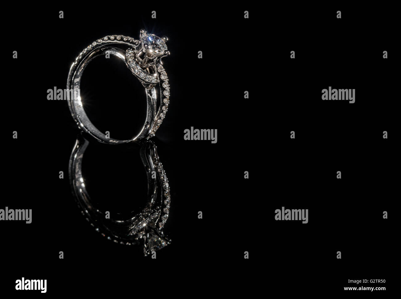 Diamant-Verlobungsring auf schwarzem Hintergrund, Reflexion Stockfoto