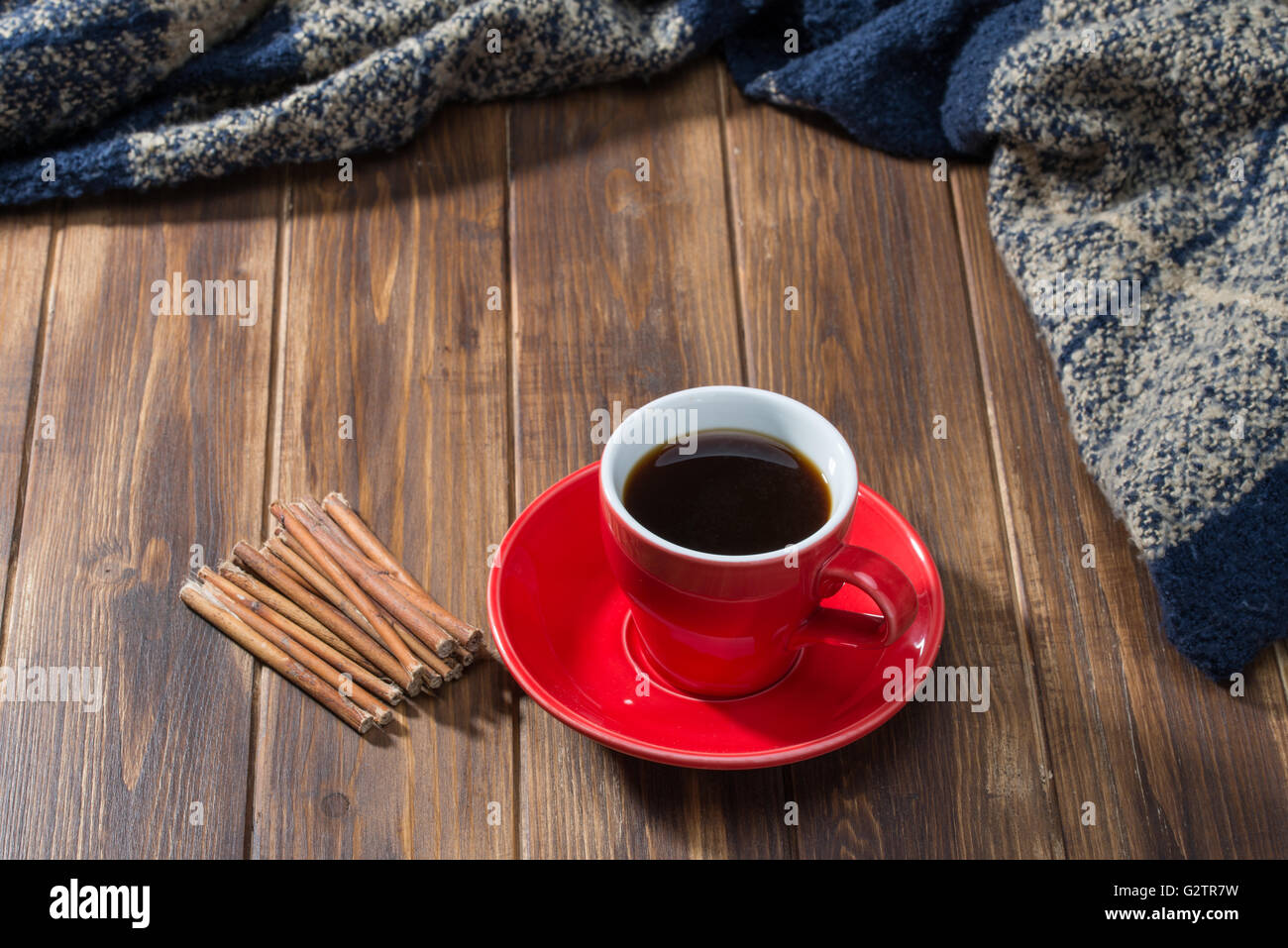 Zimt, Kaffee und Decke auf Holzboden Stockfoto