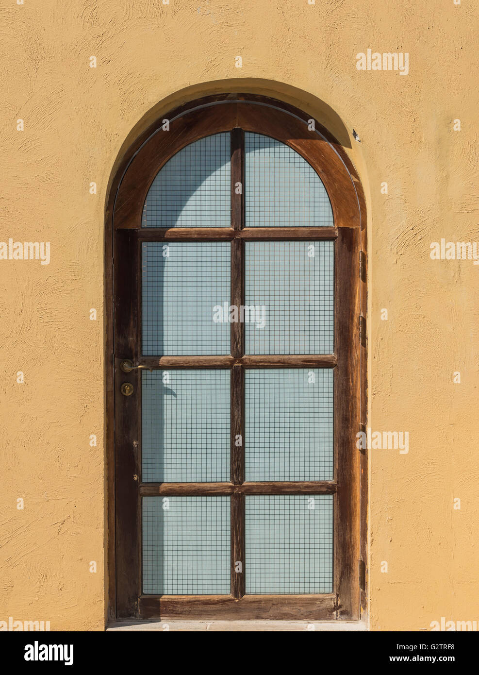 Holz Fenster mit grob verputzte Wand gewölbt Stockfotografie - Alamy