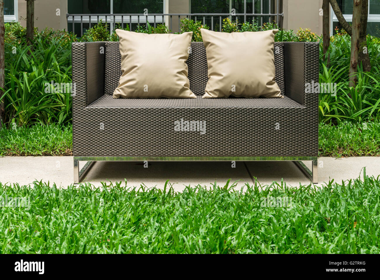 Terrasse, Sitzecke mit Rattan sofa Stockfotografie - Alamy