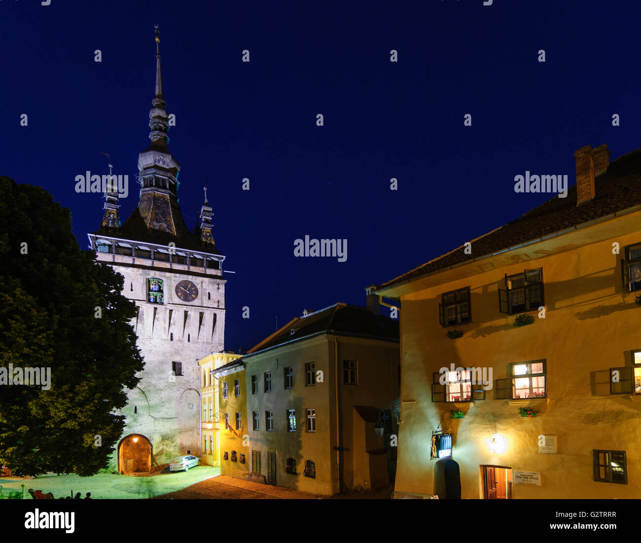 Glockenturm Stundturm und Casa Vlad Dracul - angeblich der Geburtsort von Vlad III. Dracula (Vlad Tepes) (rechts), Sighisoara/Schäßburg Stockfoto