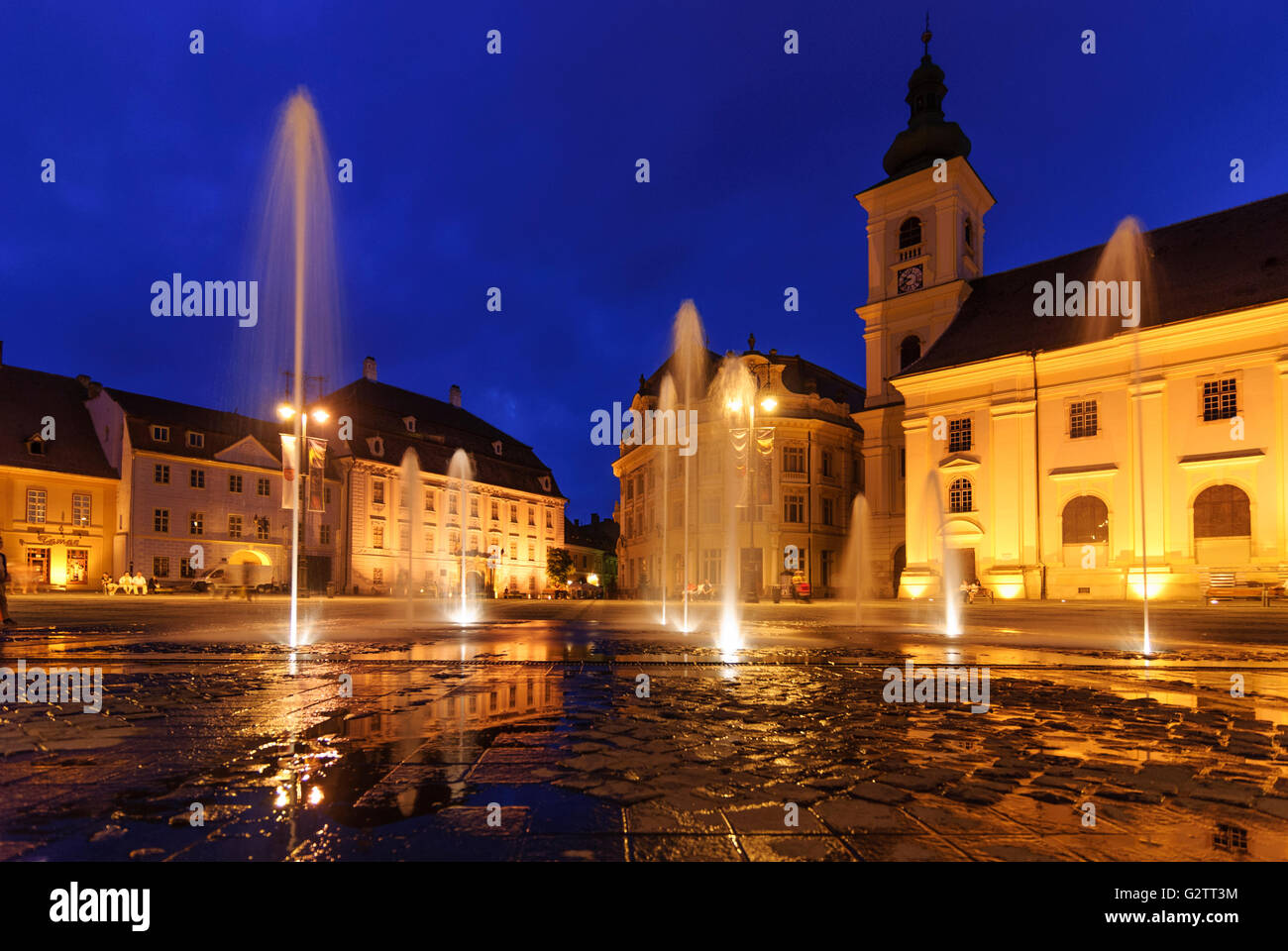 Piata Mare (großer Platz) mit Brukenthal-Palast, Rathaus und römisch-katholische Kirche, Rumänien, Siebenbürgen, Sibiu Stockfoto