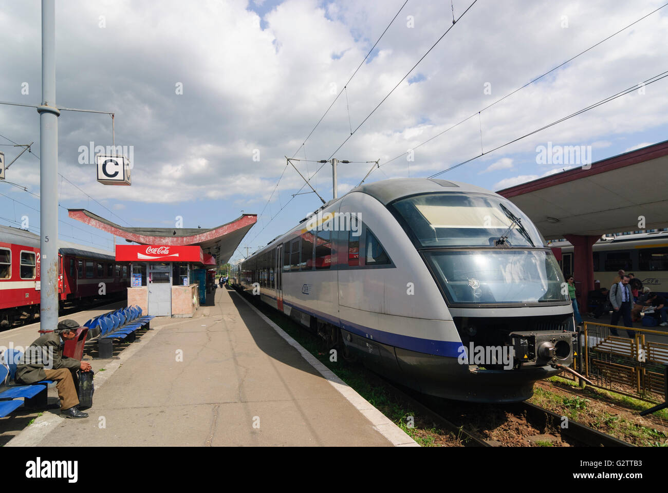 Bahnhof mit s-Bahn, Rumänien, Siebenbürgen, Transsilvanien, Siebenbürgen (Transsilvanien), Brasov (Kronstadt) Stockfoto