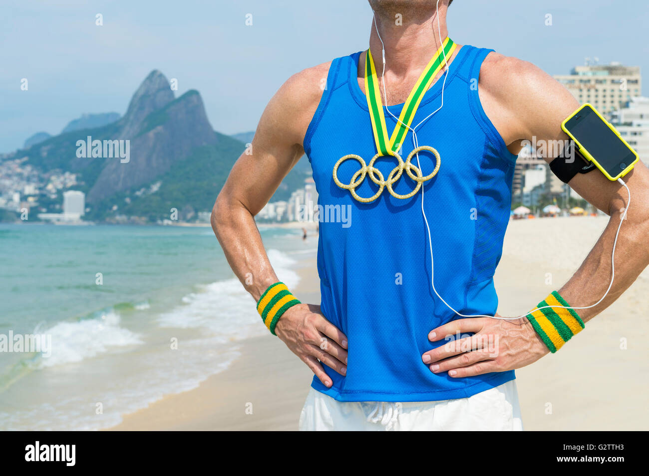 RIO DE JANEIRO - 10. März 2016: Sportler der Olympischen Ringe gold Medaillen und Sport Armband steht am Strand von Ipanema zu tragen. Stockfoto