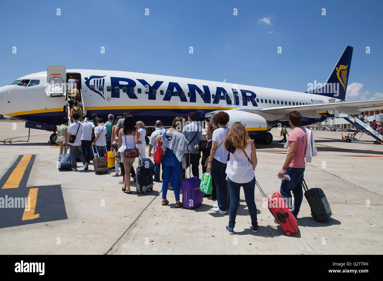 Transport, Luft, Passagier-Jet, Fluggästen einen Ryanair-Jet am Flughafen Sevilla. Stockfoto