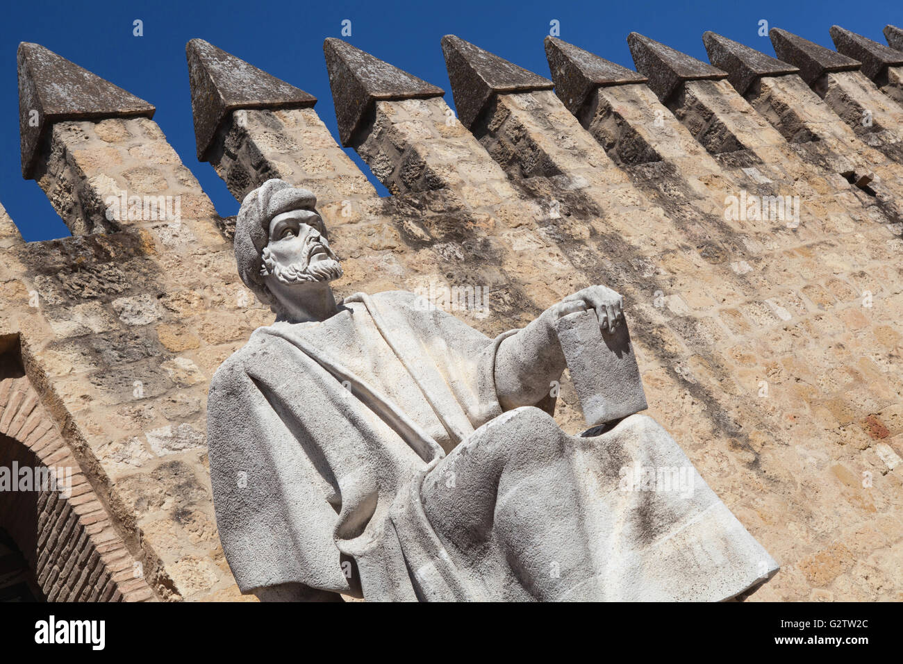 Spanien, Andalusien, Cordoba, Statue des Averroes vor der Stadtmauer. Stockfoto